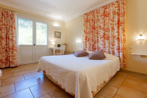 Bed and Breakfast 'Le Mas Du Loup - Chambre Italienne' with Mountain View, Shared Terrace and Wi-Fi