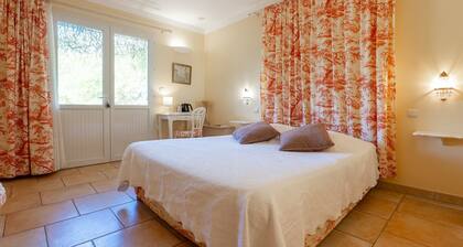 Bed and Breakfast 'Le Mas Du Loup - Chambre Italienne' with Mountain View, Shared Terrace and Wi-Fi