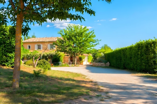 Bed and Breakfast 'Le Mas Du Loup - Chambre Italienne' with Mountain View, Shared Terrace and Wi-Fi