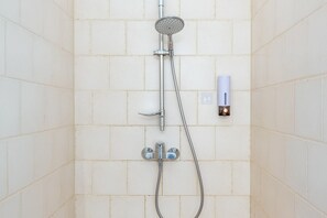Shower, hair dryer, towels - Bed and Breakfast 'Le Mas Du - Chambre Loup' with Mountain View, Shared Terrace and Wi-Fi (Moustiers-Sainte-Marie)