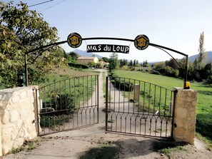 المنطقة المحيطة بالمنشأة