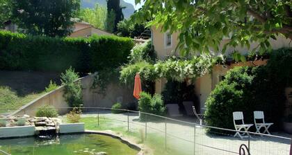 Bed and Breakfast 'Le Mas Du Loup - Chambre Provence' with Mountain View, Shared Terrace and Wi-Fi