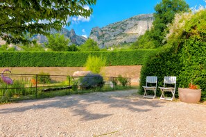 Property grounds - Bed and Breakfast 'Le Mas Du Loup - Chambre Provence' with Mountain View, Shared Terrace and Wi-Fi (Moustiers-Sainte-Marie)