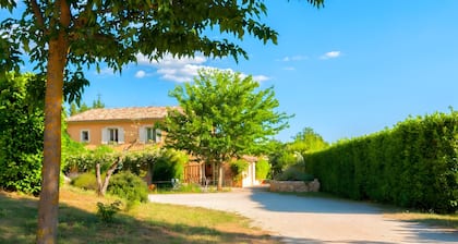Bed & Breakfast „Le Mas Du Loup – Chambre Provence“ mit Bergblick, Gemeinschaftsterrasse und WLAN