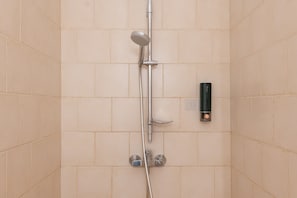Dusche, kostenlose Toilettenartikel, Haartrockner, Handtücher