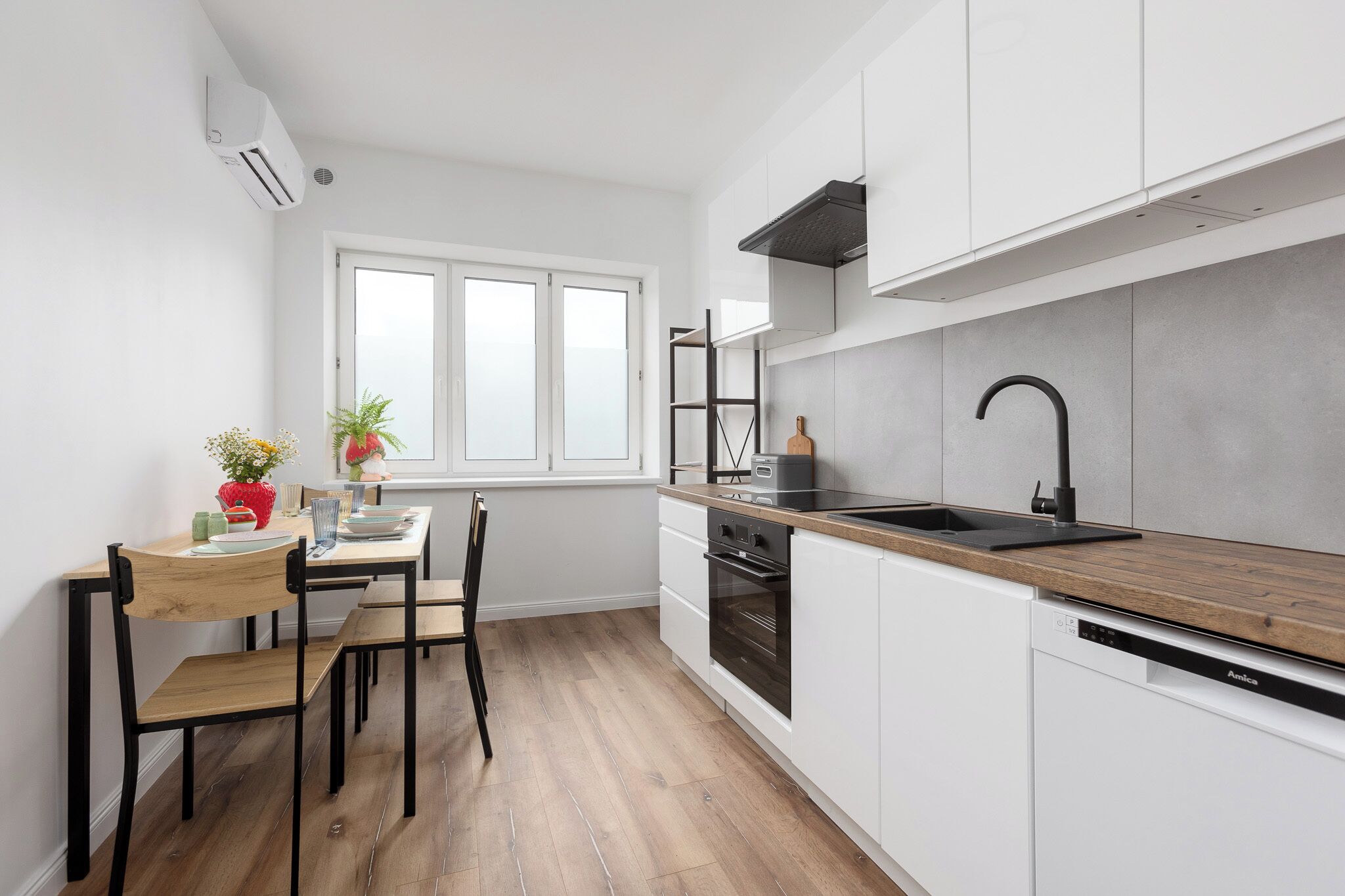 Apartment (4) | Private kitchen | Full-size fridge, microwave, stovetop, cookware/dishes/utensils