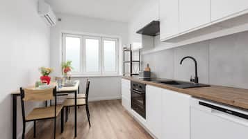 Apartment (4) | Private kitchen | Full-size fridge, microwave, stovetop, cookware/dishes/utensils
