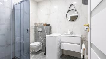 Apartemen, balkon (2) | Kamar mandi | Shower, handuk, dan tisu toilet