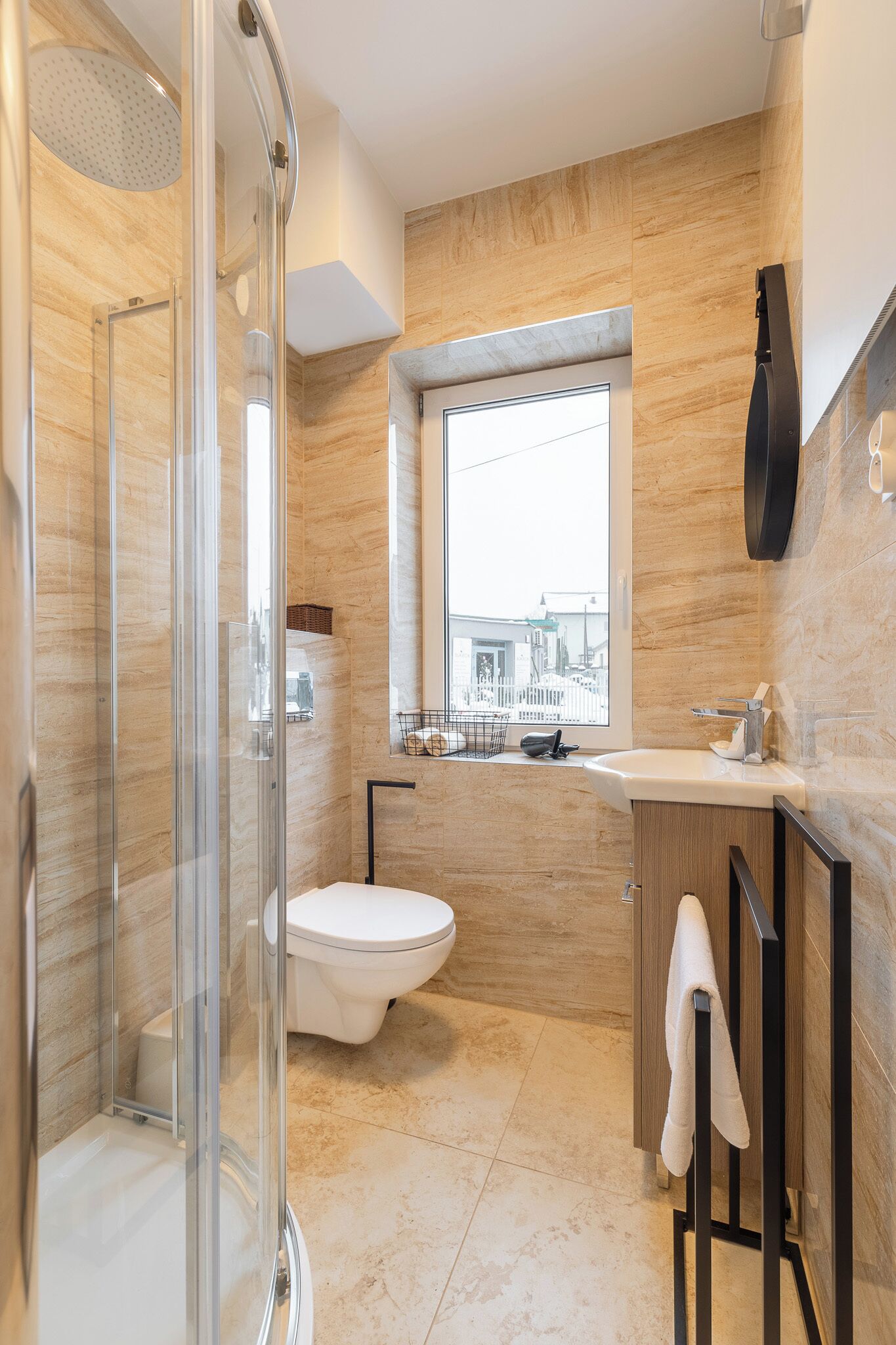 Standard Apartment (1) | Bathroom | Shower, towels, toilet paper