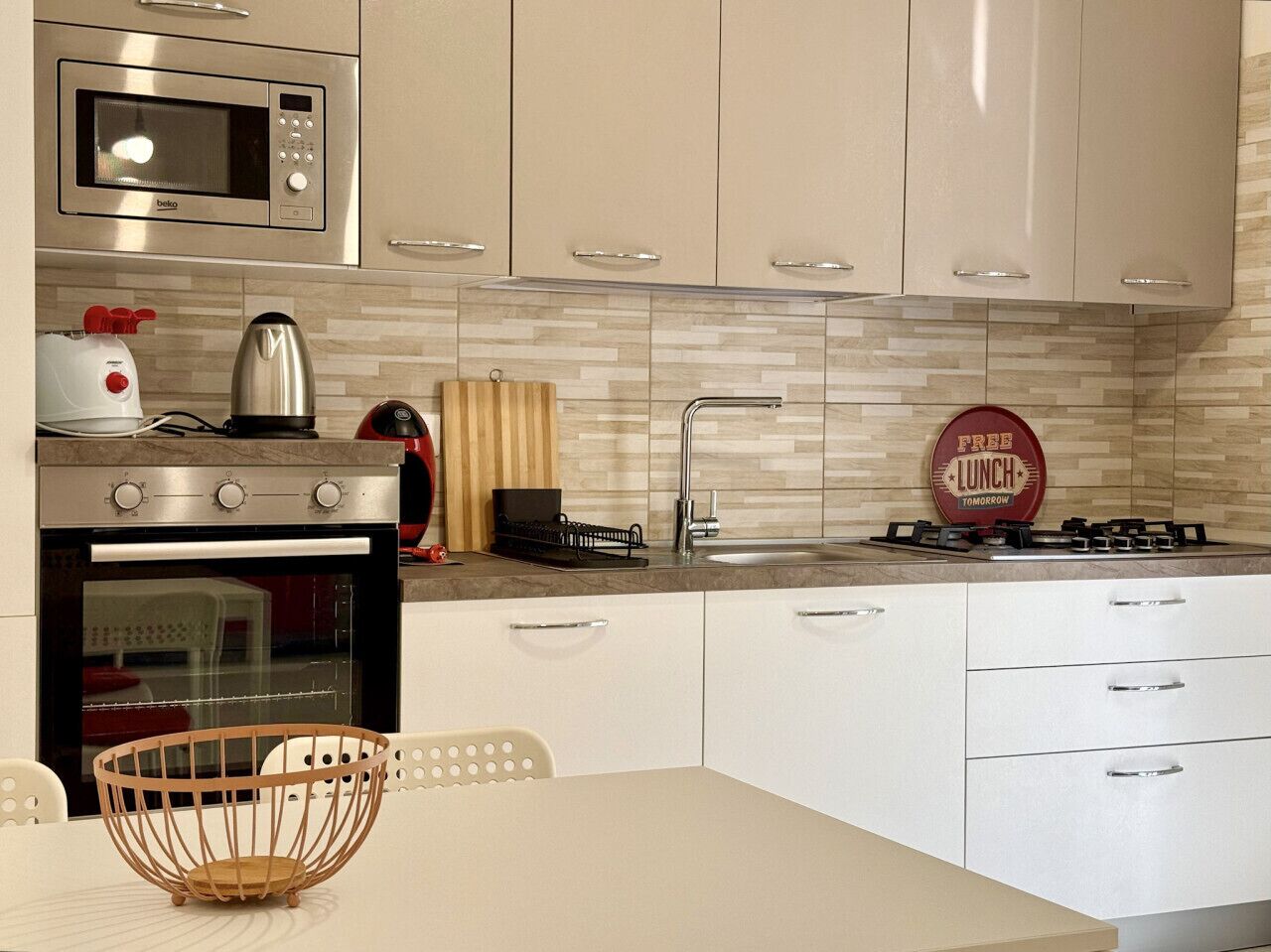 Kühlschrank, Mikrowelle, Ofen, Herdplatte