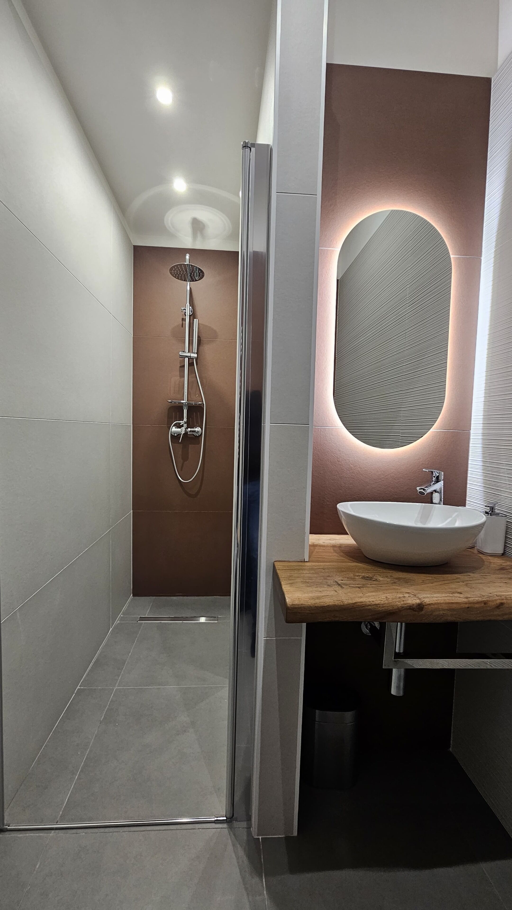 Een douche, een haardroger, een bidet, handdoeken