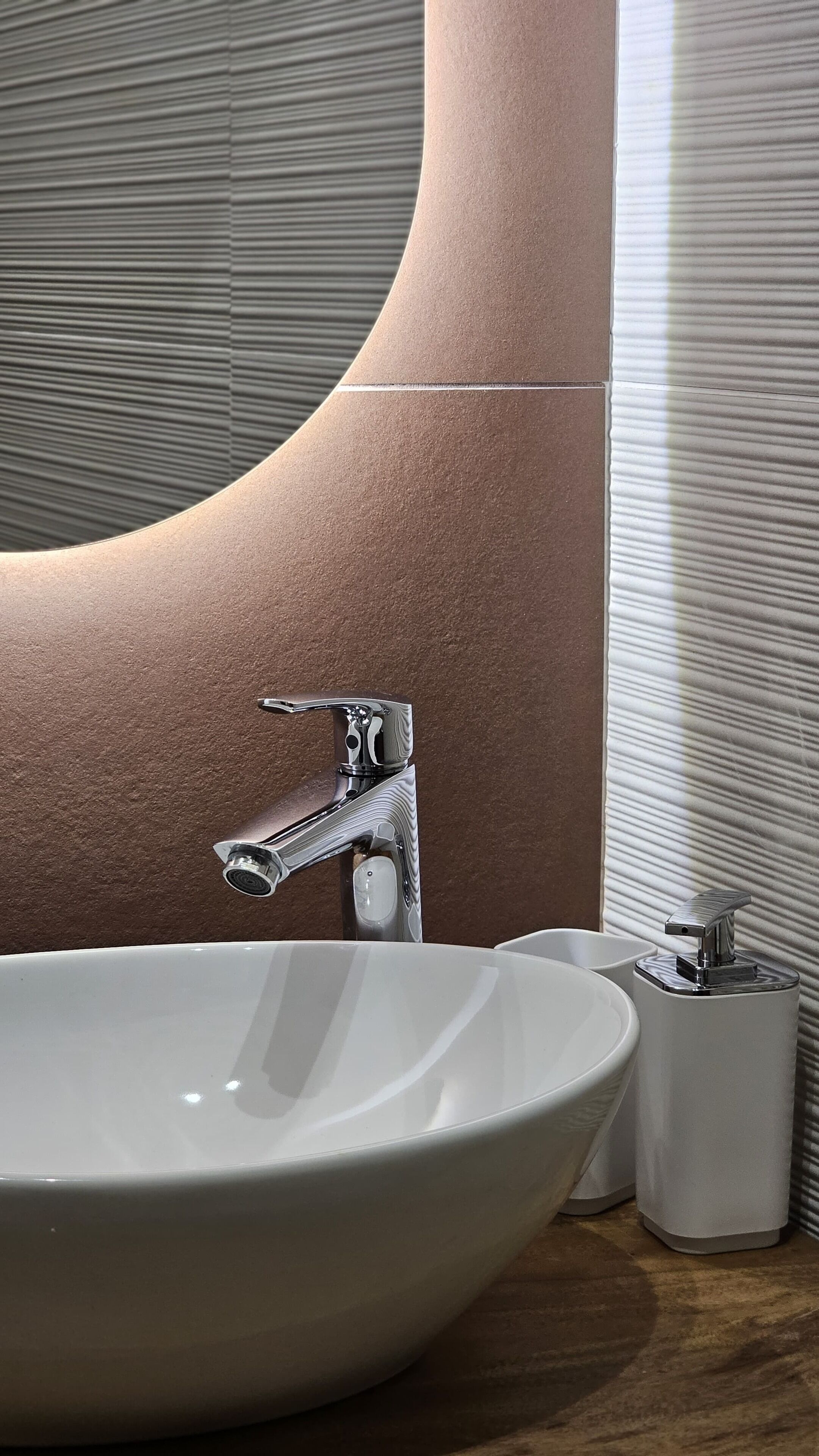 Een douche, een haardroger, een bidet, handdoeken