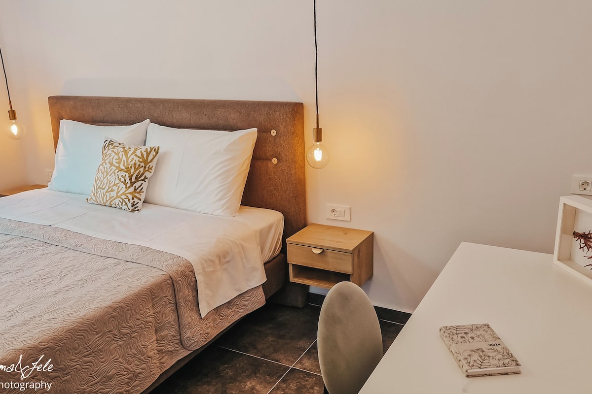 خزنة داخل الغرفة وستائر تعتيم ومكواة/لوح كي وواي فاي مجانًا