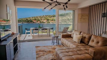 Superior Apartment, Sea View | Living area