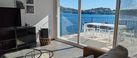 Superior Apartment, Sea View | Living area