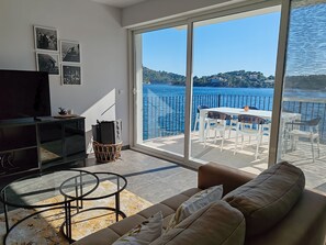 Superior Apartment, Sea View | Living area