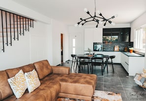 Superior Apartment, Sea View | Living area