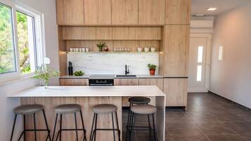 Deluxe Apartment, Sea View | Private kitchen