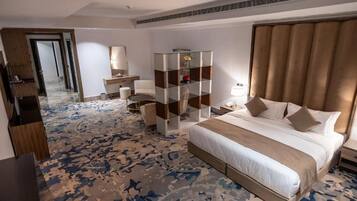 Minibar, wifi gratis y ropa de cama