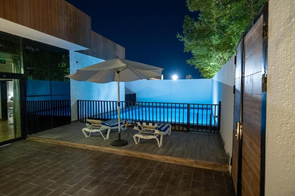 Chambre Standard, 1 très grand lit, vue lac | Terrasse/Patio