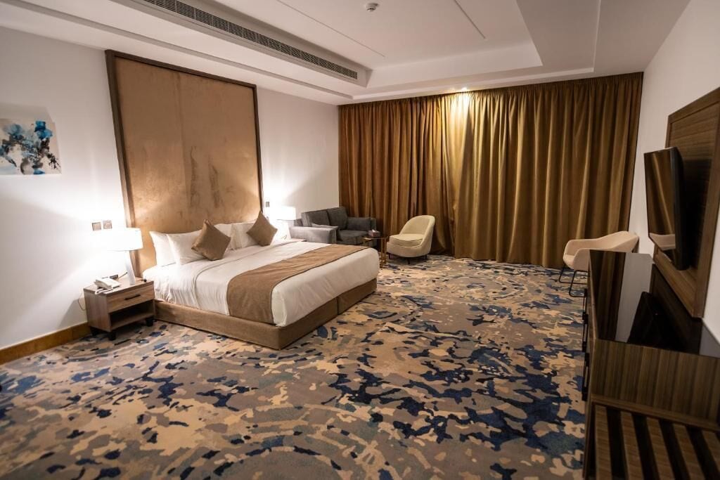 Minibar, free WiFi, bed sheets