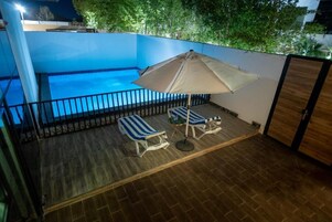 Minibar, free WiFi, bed sheets