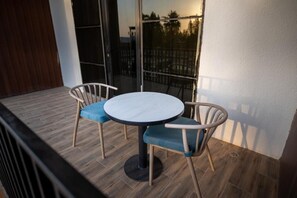 Standard Room, 1 King Bed, Lake View | Terrace/patio