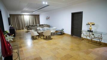 Een 50-inch smart-tv met satellietzenders