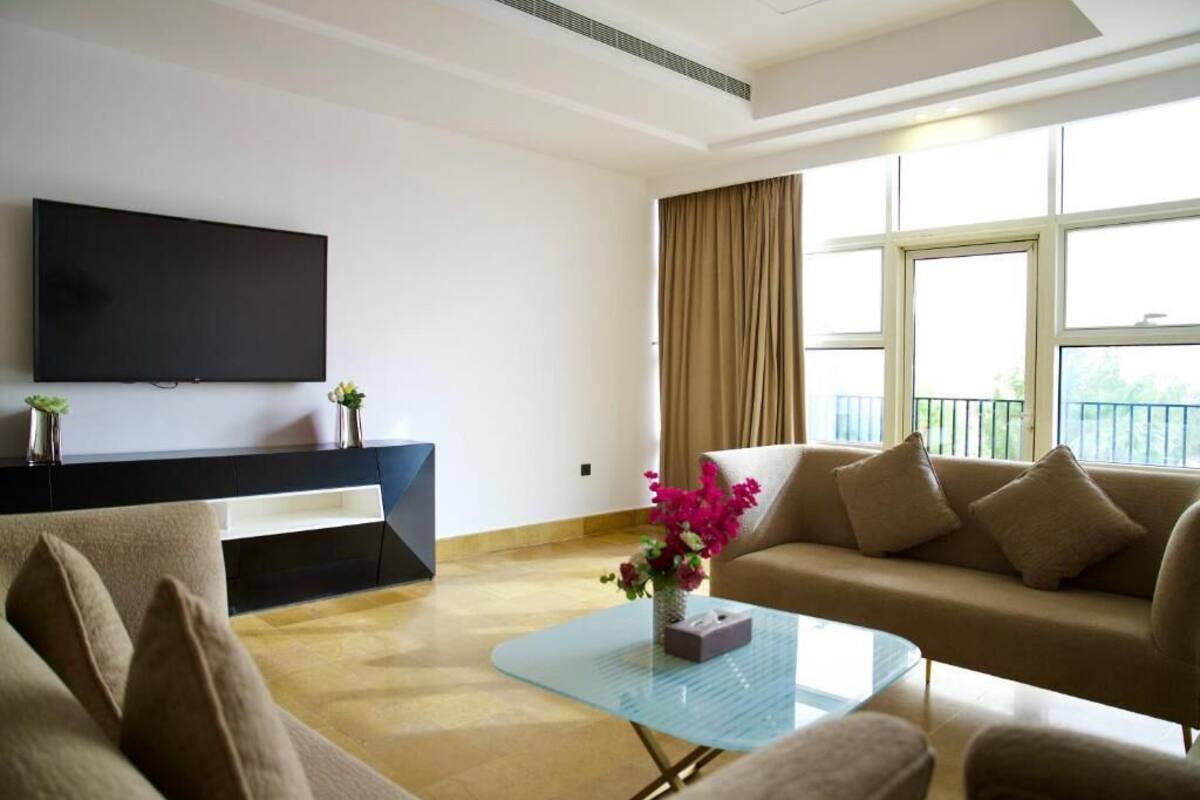 Royal Villa, Private Pool | Minibar, WiFi (free), bed sheets