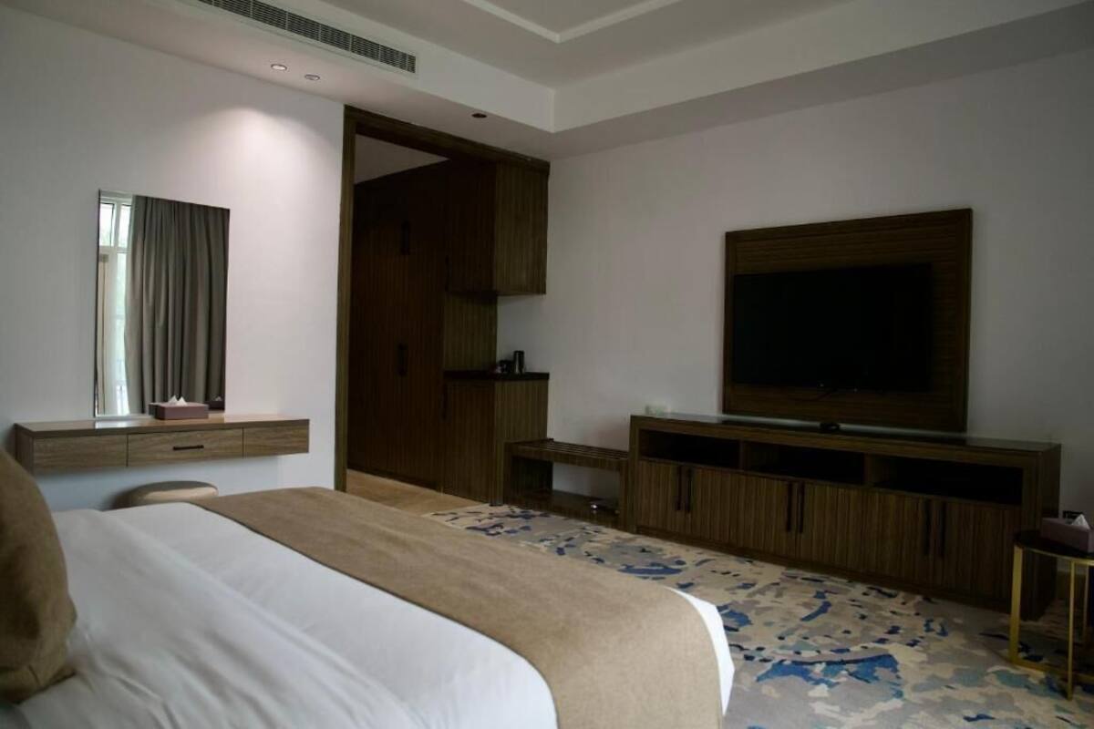 Deluxe Room | Minibar, WiFi (free), bed sheets