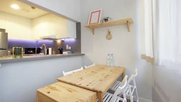 Comfort-huoneisto, 1 makuuhuone, keittiö, järven rannalla | Ruokailu omassa huoneessa