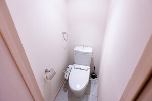 Haartrockner, Handtücher, Seife, Toilettenpapier