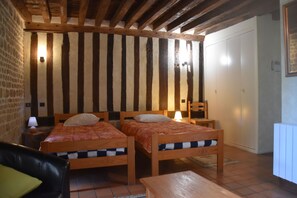 5 bedrooms, iron/ironing board, WiFi, bed sheets - Gîte located in a preserved old wine press in the heart of the Pays d'Auge. (Cambremer)