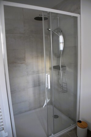 Shower, hair dryer, towels, toilet paper - Gîte located in a preserved old wine press in the heart of the Pays d'Auge. (Cambremer)