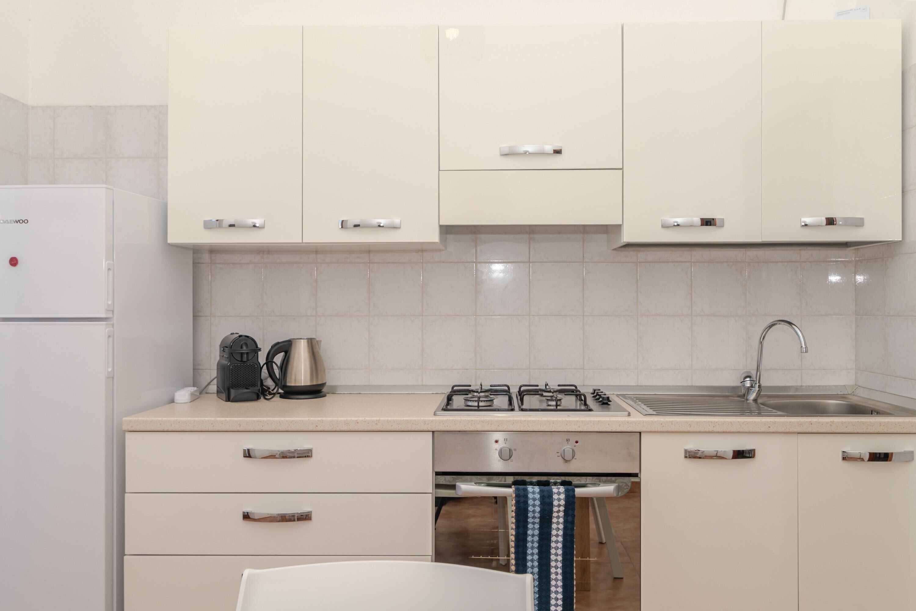Fridge, oven, stovetop, coffee/tea maker