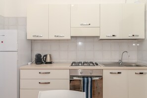 Kühlschrank, Ofen, Herdplatte, Wasserkocher mit Kaffee-/Teezubehör
