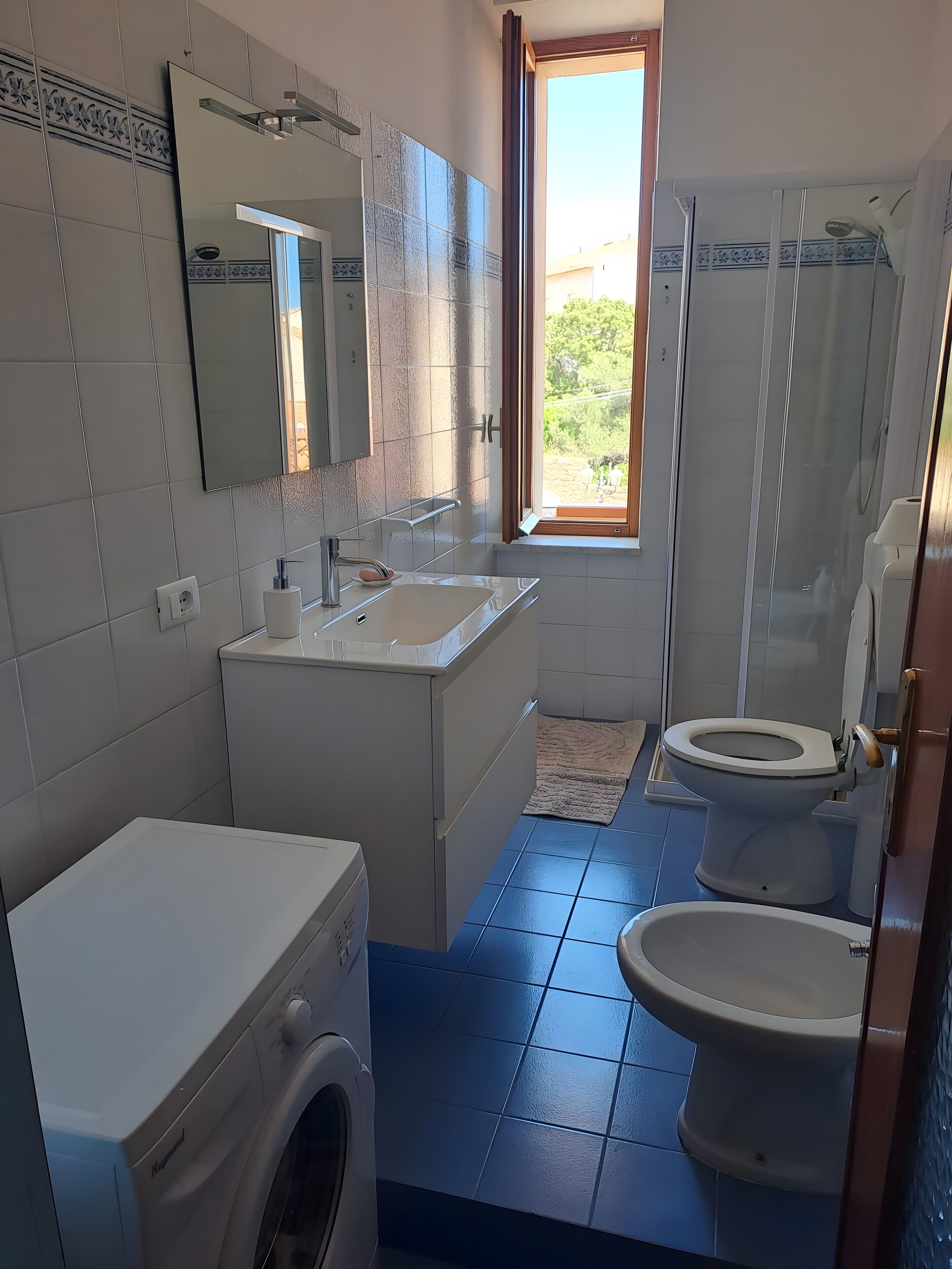 Een douche, een haardroger, handdoeken