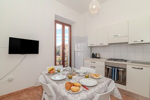 Frigorifero, forno, piano cottura, macchina per tè/caffè