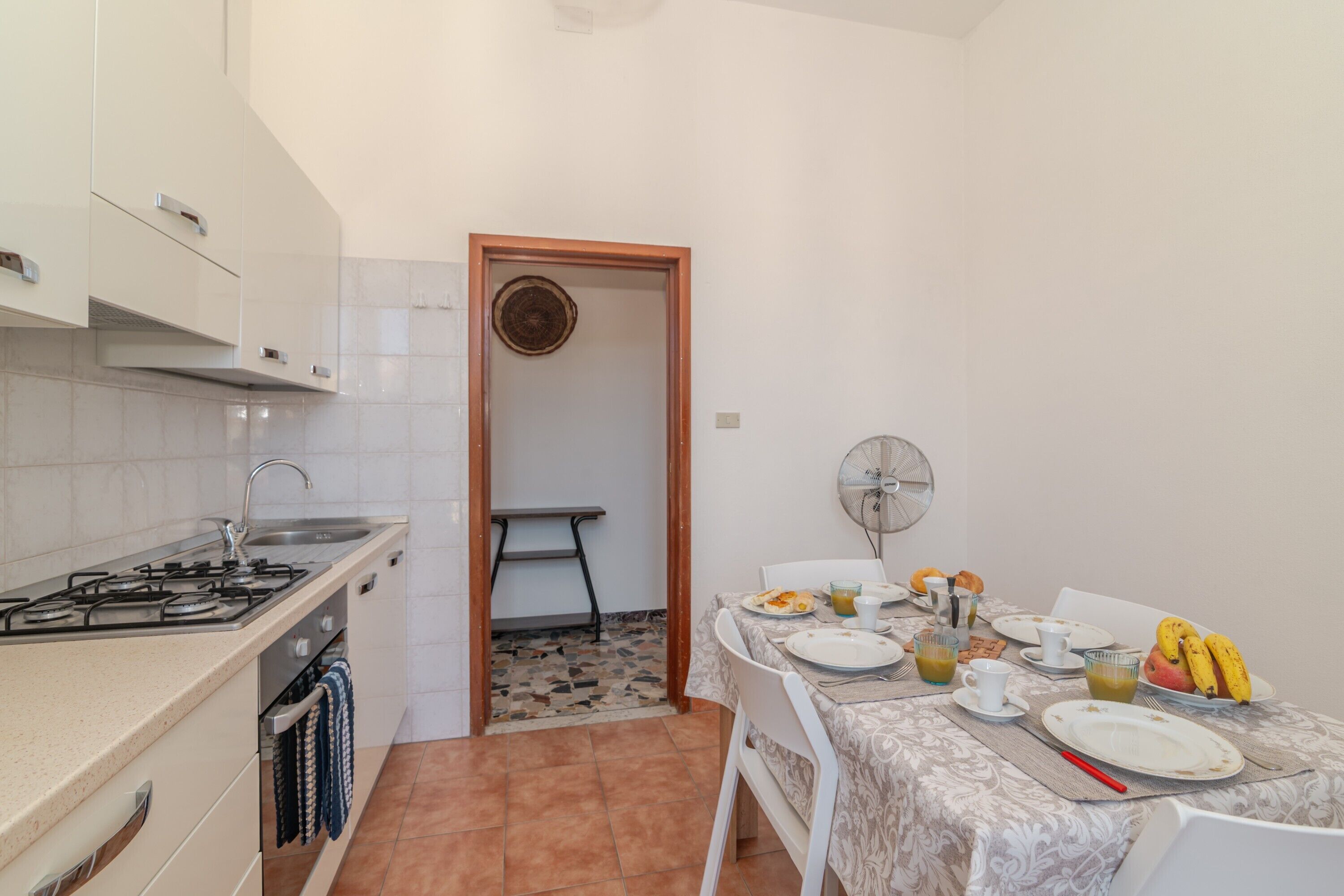 Fridge, oven, stovetop, coffee/tea maker