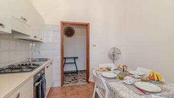 Fridge, oven, stovetop, coffee/tea maker