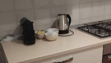 Fridge, oven, stovetop, coffee/tea maker