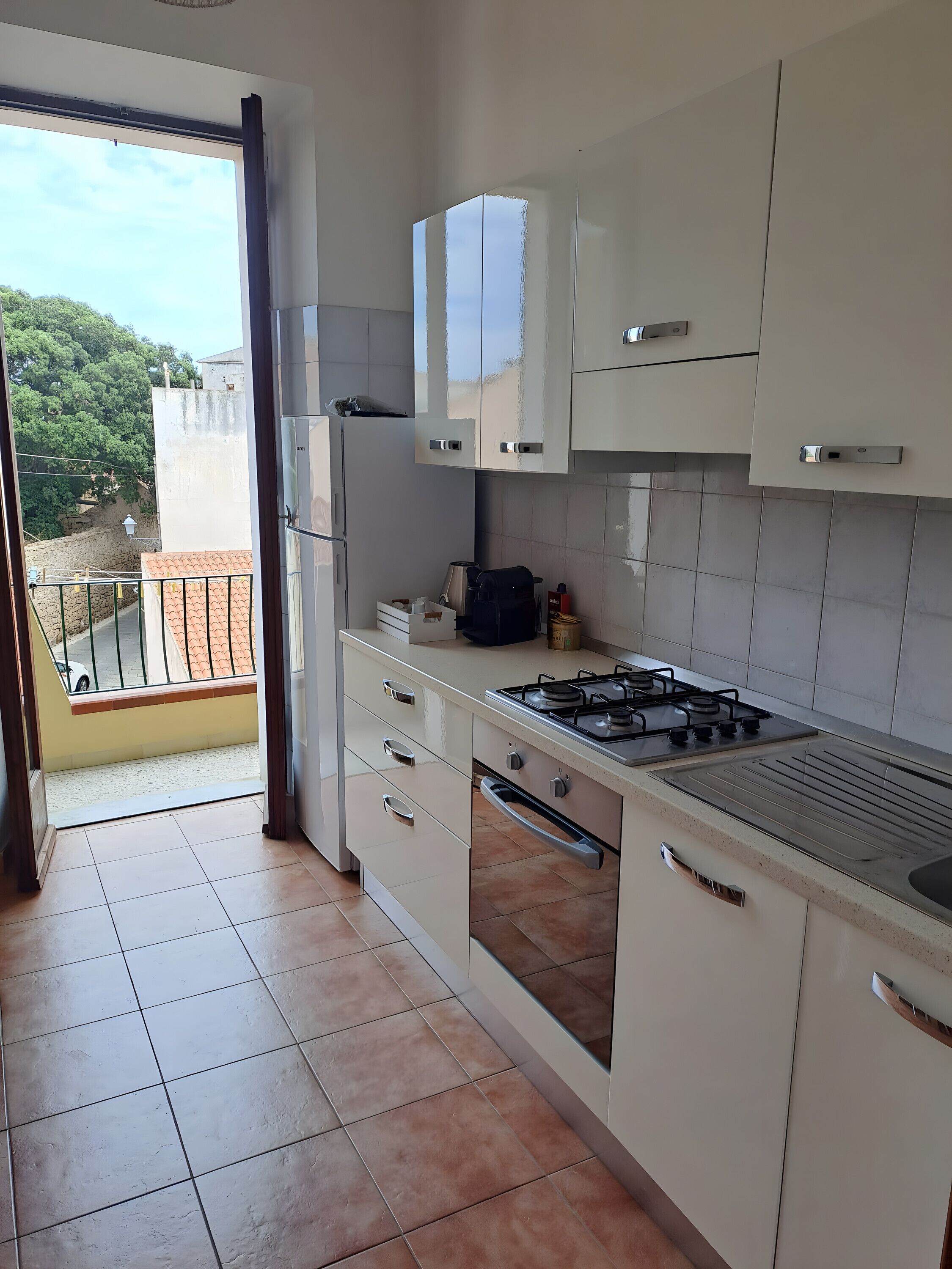 Kjøleskap, ovn, kokeplater og kaffetrakter/tekoker