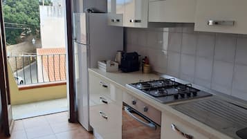 Réfrigérateur, four, plaque de cuisson, cafetière/bouilloire