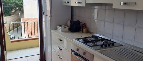 Refrigerador, horno, placa de cocina, cafetera/tetera