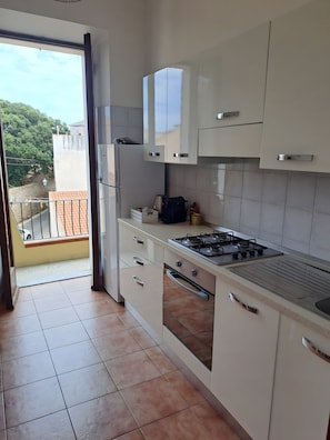 Réfrigérateur, four, plaque de cuisson, cafetière/bouilloire