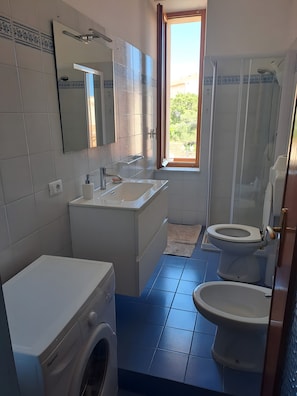 Douche, sèche-cheveux, serviettes fournies