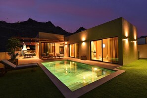 Pool - Villa in Tauro with Private Pool & Beach Access (Tauro)