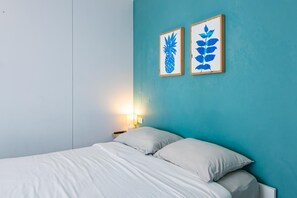 Apartamento, 1 quarto, sacada | Cofres nos quartos, cortinas blackout, ferros/tábuas de passar roupa