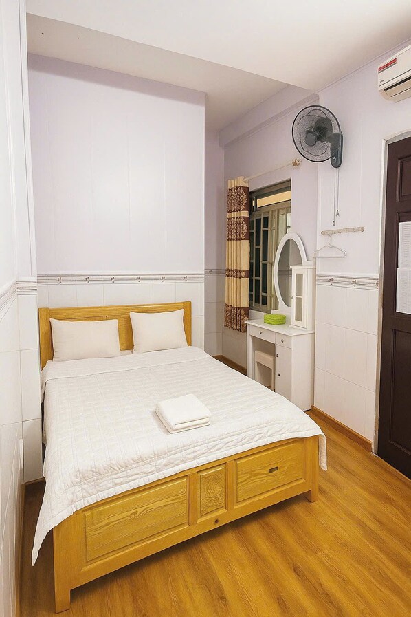 Habitación doble, vistas a la ciudad | Escritorio, tabla de planchar con plancha, wifi gratis