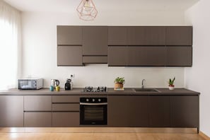 Apartamento, 3 habitaciones | Cocina privada | Máquina de café espresso, cafetera o tetera y hervidor eléctrico